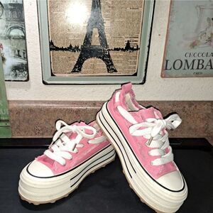 ADORABLE 7.5-8 with 2" thick rubber sole canvas skateboard sneakers frayed top